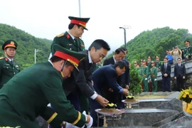 An táng hài cốt các liệt sỹ tại các phần mộ. (Ảnh: Hoàng Ngà/TTXVN)