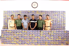 2 đối tượng cùng tang vật tại cơ quan công an. (Nguồn: Bộ Công an)