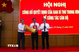 Ông Nguyễn Văn Quyết, Bí Thư Tỉnh ủy Tây Ninh và ông Nguyễn Văn Hội, Ủy viên Ủy ban Kiểm tra Trung ương trao quyết định và tặng hoa chúc mừng ông Bùi Văn Nở. (Ảnh: Thanh Bình/TTXVN)
