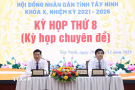 Lãnh đạo Hội đồng Nhân dân tỉnh Tây Ninh chủ trì Kỳ họp thứ 8. (Ảnh: Thanh Tân/TTXVN)