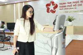 Robot "lễ tân" hướng dẫn người dân đến đúng khu vực làm thủ tục theo lĩnh vực. (Ảnh: Xuân Anh/TTXVN)