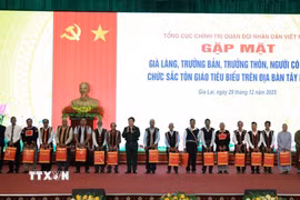 Đại tướng Nguyễn Trọng Nghĩa, Ủy viên Bộ Chính trị, Chủ nhiệm Tổng cục Chính trị Quân đội Nhân dân Việt Nam tặng quà cho các già làng, trưởng thôn, người có uy tín khu vực Tây Nguyên. (Ảnh: Hoài Nam/TTXVN)