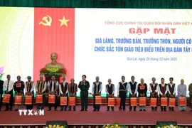 Đại tướng Nguyễn Trọng Nghĩa, Ủy viên Bộ Chính trị, Chủ nhiệm Tổng cục Chính trị Quân đội Nhân dân Việt Nam tặng quà cho các già làng, trưởng thôn, người có uy tín khu vực Tây Nguyên. (Ảnh: Hoài Nam/TTXVN)