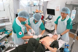Diễn tập sơ cấp cứu nạn nhân tại Bệnh viện dã chiến cấp 2 số 2 tham gia lực lượng gìn giữ hòa bình của Liên hợp quốc. (Ảnh minh họa: Dương Giang/TTXVN)