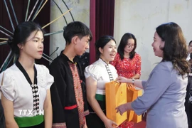 Phó Chủ tịch nước Võ Thị Ánh Xuân trao tặng học bổng cho các em học sinh có hoàn cảnh khó khăn vươn lên trong học tập. (Ảnh: Xuân Tư/TTXVN)