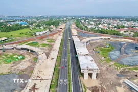 Nút giao giữa cao tốc Biên Hòa-Vũng Tàu, tuyến kết nối sân bay Long Thành và cao tốc Thành phố Hồ Chí Minh-Long Thành-Dầu Giây đang thi công. (Ảnh: Công Phong/TTXVN)