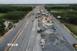 Nhiều máy móc thi công đường Vành đai 3-Thành phố Hồ Chí Minh. (Ảnh: Công Phong/TTXVN)