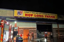Lực lượng chức năng triển khai chữa cháy tại hiện trường. (Ảnh: TTXVN phát)