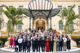 Tổng Bí thư, Chủ tịch nước Tô Lâm và nguyên Chủ tịch nước Lương Cường chụp ảnh chung với cán bộ, công chức, viên chức, người lao động Văn phòng Chủ tịch nước. (Ảnh: Thống Nhất/TTXVN)