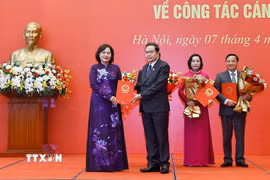 Chủ tịch Quốc hội Trần Thanh Mẫn trao Nghị quyết của Quốc hội cho các Phó Chủ tịch Quốc hội. (Ảnh: Doãn Tấn/TTXVN)