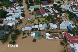 Lụt ngập diện rộng trên địa bàn tỉnh Khánh Hòa khiến nhiều nhà dân bị chìm trong biển nước. (Ảnh: TTXVN phát)