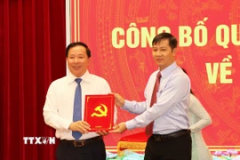 Ông Nguyễn Thành Tâm, Ủy viên Trung ương Đảng, Phó Trưởng Ban Tổ chức Trung ương trao Quyết định của Ban Bí thư điều động, chỉ định ông Nguyễn Văn Út giữ chức Phó Bí thư Tỉnh ủy Đồng Nai. (Ảnh: Sỹ Tuyên/TTXVN)