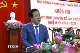 Tân Chủ tịch Ủy ban Nhân dân thành phố Huế Nguyễn Khắc Toàn phát biểu nhận nhiệm vụ. (Ảnh: Mai Trang/TTXVN)