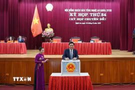 Các đại biểu bỏ phiếu bầu Chủ tịch Ủy ban Nhân dân tỉnh Nghệ An. (Ảnh: Trịnh Duy Hưng/TTXVN)