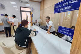 Người dân Đồng Xoài đến giải quyết hồ sơ, thủ tục hành chính ngay từ sáng sớm 16/6. (Ảnh: Đậu Tất Thành/TTXVN)