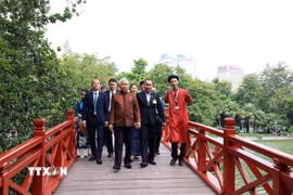 Chủ tịch Quốc hội kiêm Chủ tịch Hạ viện Thái Lan Sophon Zaram thăm đền Ngọc Sơn (Hà Nội). (Ảnh: Tuấn Anh/TTXVN)