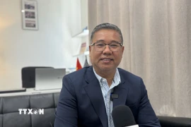 Ông Gary Thanh Nguyễn, Chủ nhiệm Câu lạc bộ Doanh nhân và Người Việt yêu nước vùng Đại đô thị Washington, một trong số những kiều bào ở Hoa Kỳ được vinh dự tham dự Lễ kỷ niệm 80 năm ngày Quốc khánh Việt Nam tại thủ đô Hà Nội, trả lời phỏng vấn của TTXVN. (Ảnh: Đoàn Hùng/TTXVN)