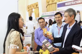Đại sứ Việt Nam tại Campuchia Nguyễn Minh Vũ (bìa phải) tham quan các gian hàng tại Hội chợ Nông nghiệp, Chăn nuôi, Thủy sản, Thực phẩm, Đồ uống Campuchia năm 2025. (Ảnh: Hoàng Minh/TTXVN)