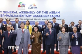 Chủ tịch Quốc hội Trần Thanh Mẫn cùng các Trưởng đoàn Nghị viện thành viên AIPA chụp ảnh chung với Ngài Johari Abdul, Chủ tịch Hạ viện Malaysia, Chủ tịch AIPA-46. (Ảnh: Doãn Tấn/TTXVN)