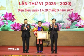 Trao tặng Huân chương Lao động hạng Nhất cho anh Mùa A Thi, Trưởng bản Háng Pu Xi, xã Xa Dung. (Ảnh: Xuân Tư/TTXVN)