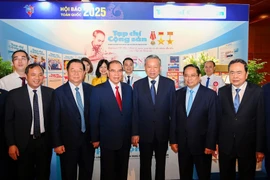 Tổng Bí thư Tô Lâm cùng các lãnh đạo Đảng, Nhà nước và các đại biểu tham quan không gian trưng bày của Tạp chí Cộng sản tại Hội Báo Toàn quốc 2025. (Nguồn: Nhân Dân)