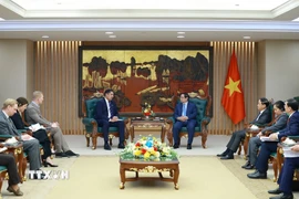 Thủ tướng Phạm Minh Chính tiếp ông Johan Ndisi, Đại sứ Vương quốc Thụy Điển tại Việt Nam và ông Dennis Nobelius (hàng đầu bên trái), Tổng Giám đốc Tập đoàn Syre (Thụy Điển). (Ảnh: Dương Giang/TTXVN)