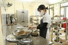 Chế biến suất ăn tại trường học. (Ảnh minh họa: Nguyễn Thảo/TTXVN)
