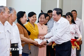 Chủ tịch Quốc hội Trần Thanh Mẫn tặng quà cho các gia đình chính sách trên địa bàn phường Bình Thủy, thành phố Cần Thơ. (Ảnh: Doãn Tấn/TTXVN)