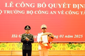 Thiếu tướng Đặng Hồng Đức, Ủy viên Đảng ủy Công an Trung ương, Thứ trưởng Bộ Công an, trao Quyết định và tặng hoa, chúc mừng Đại tá Nguyễn Đức Thuận, tân Giám đốc Công an tỉnh Hà Giang. (Ảnh: TTXVN phát)