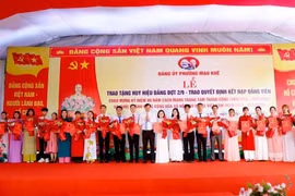 Bí thư Đảng ủy phường Mạo Khê trao quyết định kết nạp đảng viên cho 45 quần chúng ưu tú, tháng 8/2025. (Nguồn: DDCI Mạo Khê)