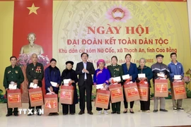 Phó Thủ tướng Hồ Quốc Dũng tặng quà các hộ gia đình có thành tích xuất sắc. (Ảnh: Chu Hiệu/TTXVN)