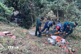 Lực lượng chức năng thực hiện công tác cứu hộ các nạn nhân. (Ảnh: TTXVN phát)