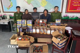 Một số đối tượng cùng tang vật vụ án. (Ảnh: TTXVN phát)