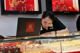 Vàng bày bán tại một cửa hàng. (Ảnh: Trần Việt/TTXVN)