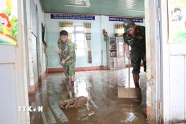 Lực lượng quân đội tham gia khắc phục hậu quả mưa lũ tại tỉnh Đắk Lắk. (Ảnh: Tuấn Anh/TTXVN)