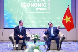 Thủ tướng Phạm Minh Chính tiếp Giám đốc điều hành Diễn đàn Kinh tế Thế giới (WEF) Stephan Mergenthaler. (Ảnh: Dương Giang/TTXVN)