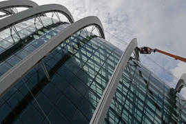 Công nhân làm việc tại Singapore. (Ảnh: THX/TTXVN)