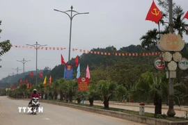 Nhiều đường phố ở xã biên giới miền núi Tây Giang với sắc đỏ cờ Tổ quốc chào mừng Đại hội lần thứ XIV của Đảng. (Ảnh: Hải Âu/TTXVN)