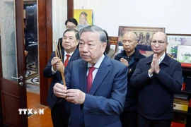 Tổng Bí thư Tô Lâm tới dâng hương tưởng niệm Thủ tướng Chính phủ Phạm Văn Đồng. (Ảnh: Thống Nhất/TTXVN)