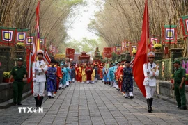 Nghi lễ dâng cúng bánh Tét lên Quốc tổ Hùng Vương tại Đền thượng, Khu tưởng niệm các Vua Hùng, Thành phố Hồ Chí Minh. (Ảnh: Thanh Vũ/TTXVN)