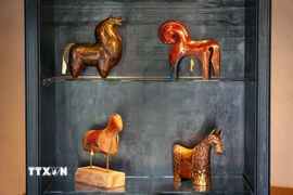 Nhiều hình ảnh linh vật ngựa được chế tác tinh xảo qua đôi tay người thợ truyền thống. (Ảnh: Xuân Quý/TTXVN)