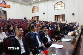 Các đại biểu biểu quyết thống nhất thông qua danh sách những người đủ tiêu chuẩn ứng cử đại biểu Hội đồng Nhân dân tỉnh Ninh Bình khóa XVI, nhiệm kỳ 2026-2031. (Ảnh: Hải Yến/TTXVN)