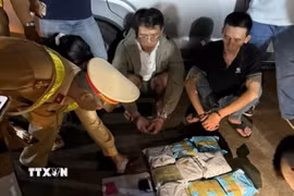 Các đối tượng mua bán hơn 10kg ma túy loại Methamphetamine vừa bị Công an tỉnh Đắk Lắk bắt quả tang. (Ảnh: TTXVN phát)