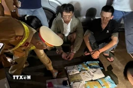 Các đối tượng mua bán hơn 10kg ma túy loại Methamphetamine vừa bị Công an tỉnh Đắk Lắk bắt quả tang. (Ảnh: TTXVN phát)