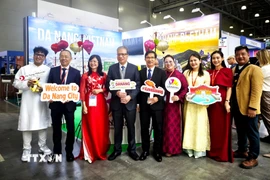 Đại sứ Đăng Minh Khôi, Phó Giám đốc Sở Văn hóa, Thể thao và Du lịch thành phố Đà Nẵng Tán Văn Vương (thứ 4 và 5 từ trái qua) cùng đại diện các doanh nghiệp cắt băng khánh thành gian du lịch Đà Nẵng tại MITT-2026. (Ảnh: Tâm Hằng/TTXVN)
