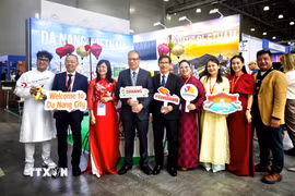 Đại sứ Đăng Minh Khôi, Phó Giám đốc Sở Văn hóa, Thể thao và Du lịch thành phố Đà Nẵng Tán Văn Vương (thứ 4 và 5 từ trái qua) cùng đại diện các doanh nghiệp cắt băng khánh thành gian du lịch Đà Nẵng tại MITT-2026. (Ảnh: Tâm Hằng/TTXVN)
