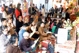 Du khách dâng hương, chiêm bái tại đền Củi. (Ảnh: Công Tường/TTXVN)