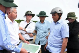 Phó Chủ tịch Ủy ban Nhân dân thành phố Cần Thơ Trần Chí Hùng (thứ 2 từ phải qua) cùng đại diện các sở, ngành khảo sát tình trạng sạt lở đoạn đê biển Đông trên địa bàn xã Vĩnh Hải, thành phố Cần Thơ. (Ảnh: Trung Kiên/TTXVN)