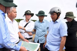 Phó Chủ tịch Ủy ban Nhân dân thành phố Cần Thơ Trần Chí Hùng (thứ 2 từ phải qua) cùng đại diện các sở, ngành khảo sát tình trạng sạt lở đoạn đê biển Đông trên địa bàn xã Vĩnh Hải, thành phố Cần Thơ. (Ảnh: Trung Kiên/TTXVN)