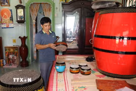 Sản phẩm trống của làng nghề Bình An rất phong phú và đa dạng. (Ảnh: Bùi Giang/TTXVN)